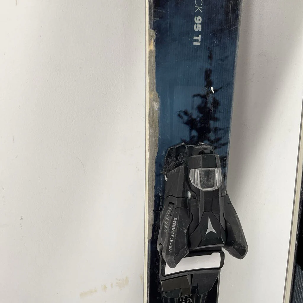 2025 Atomic Maverick 95 Ti w/ Atomic Strive 11 Demo Bindings *Topsheet Repair* - Image 3