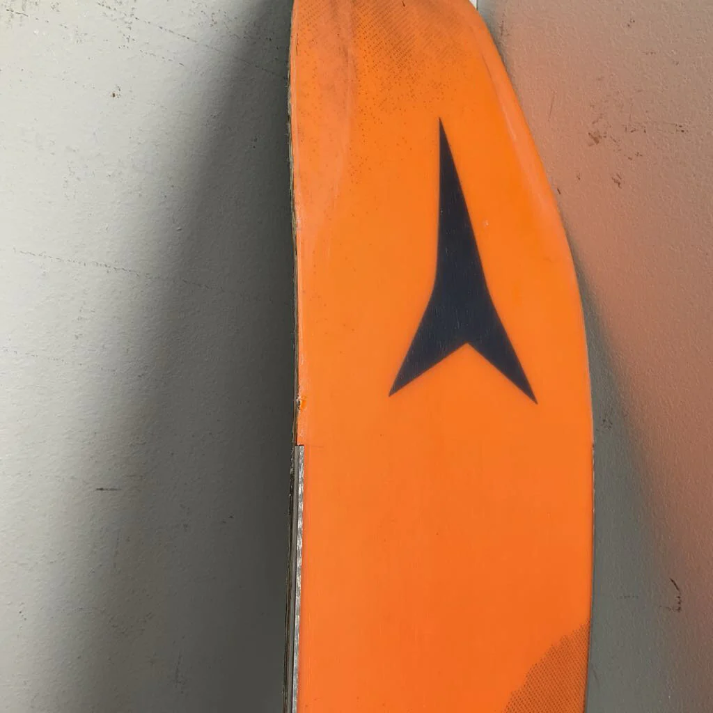 2025 Atomic Maverick 95 Ti w/ Atomic Strive 11 Demo Bindings *Topsheet Repair* - Image 8