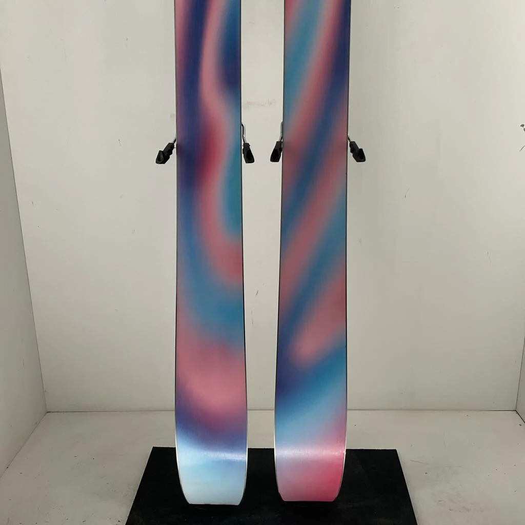 2026 Salomon QST 106 w/ Salomon Strive 13 Demo Bindings *topsheet damage* - Image 4