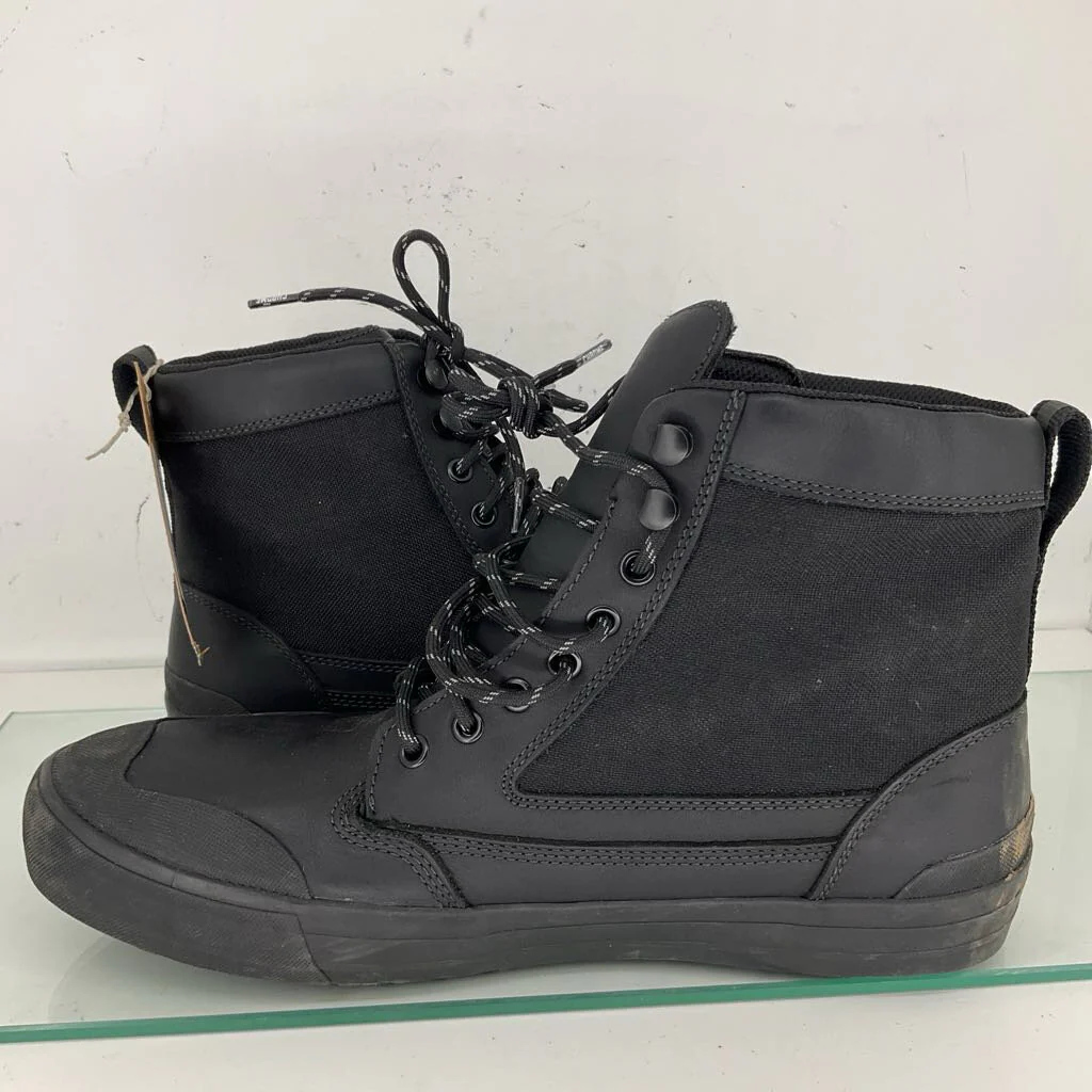 Chrome Industries Men's Storm 415 Traction Boot - Image 2